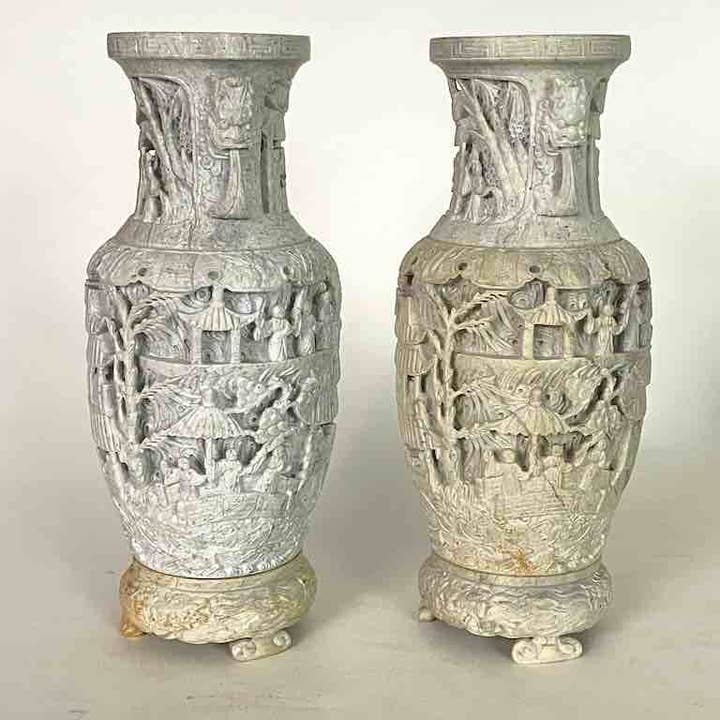 Vase blanc paysage vietnamien en pierre à savon solide sculpté à la main pour la vente par The Niger Bend