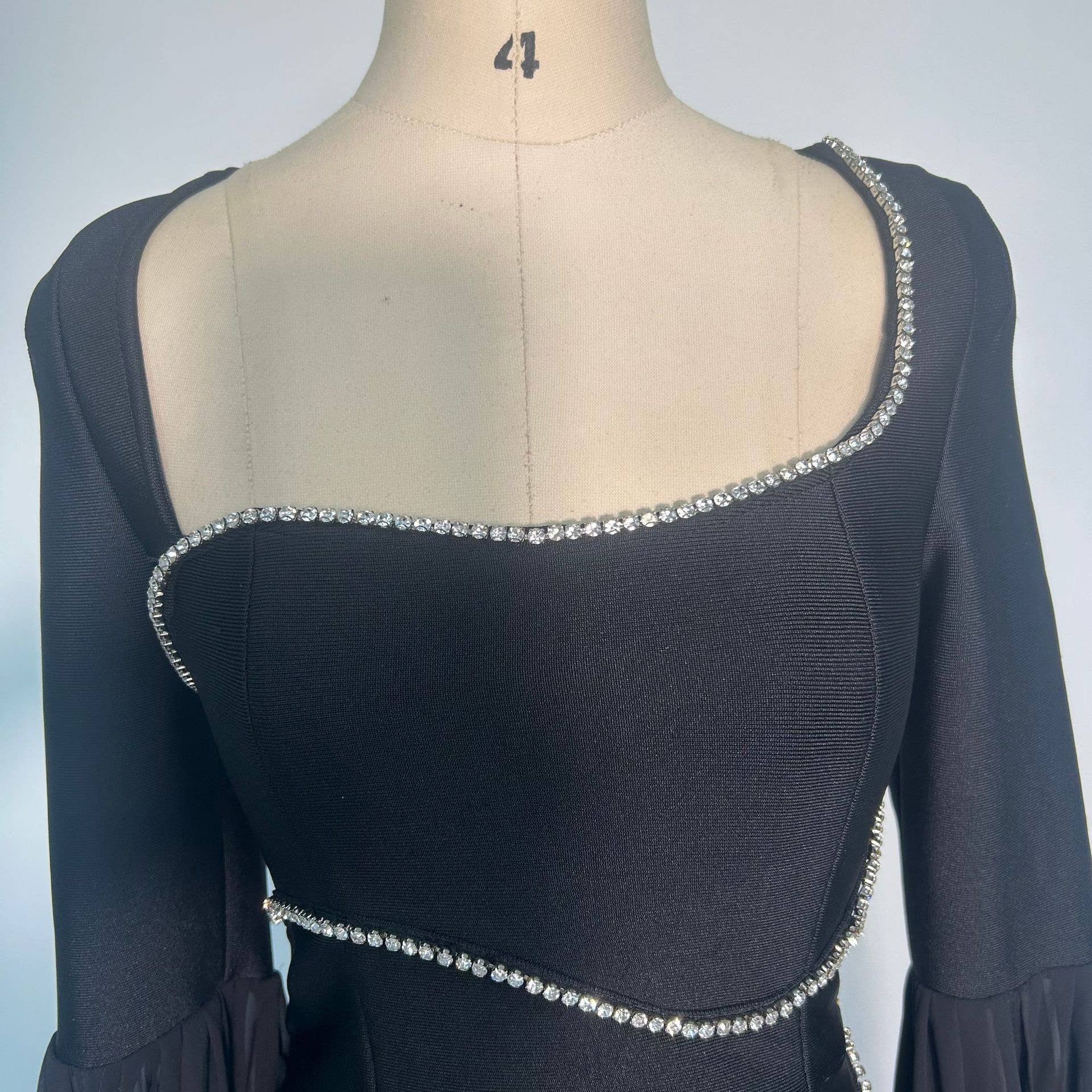 Svart DR364Bandageklänning med diamantkedjeslitsar och lång ärm för wholesale på Faire9