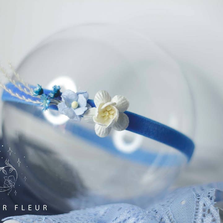 Copricapo in velluto bianco e blu elettrico per la vendita all'ingrosso da parte di L´atelier Fleur