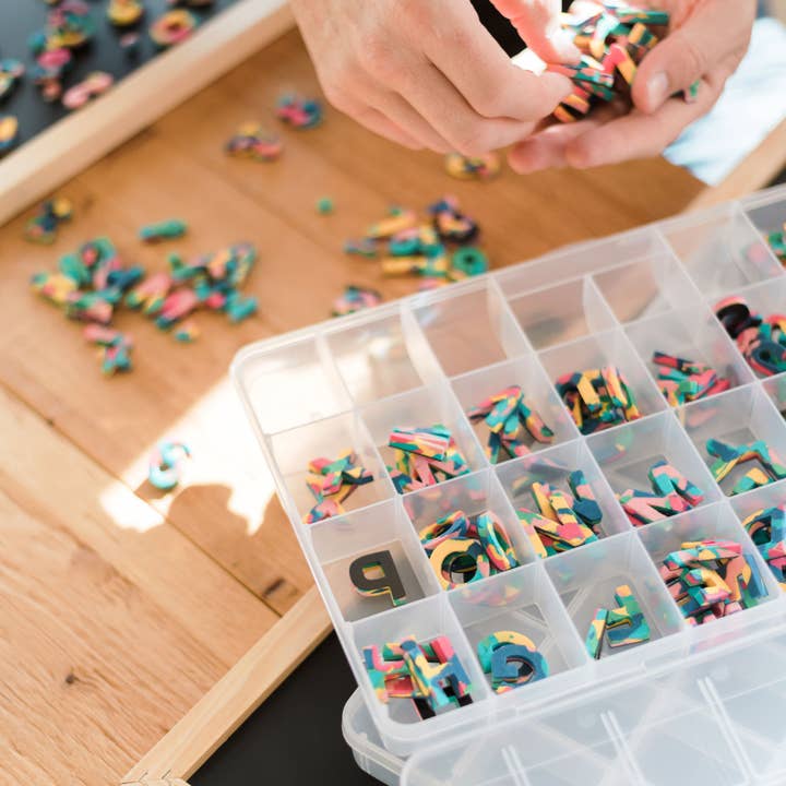 The Type Set Co. – Engroshandel Opbevaringskurv – 32-rums magnetisk brevarrangør1