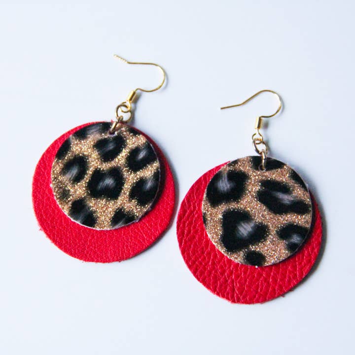 Patricia - Wild Thing - Léopard en cuir rouge et paillettes dorées pour la vente par Luna And Loki Design