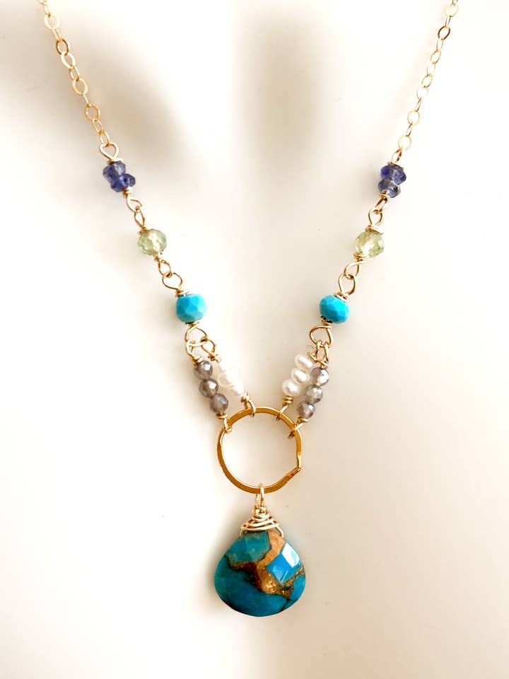 Turquoise infusée de cuivre avec iolite, péridot, perle, pour la vente par Judy Brandon Jewelry