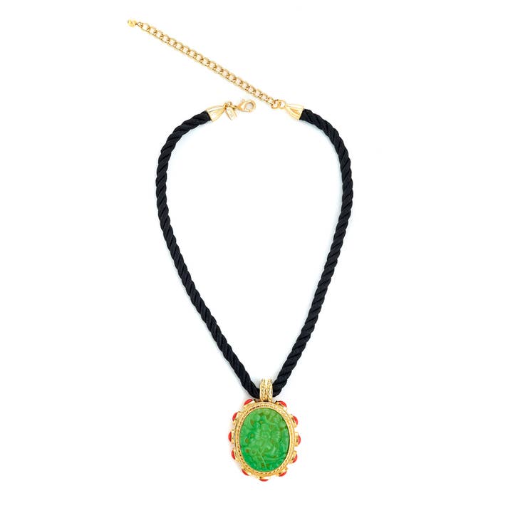 Anhänger-Halskette aus geschnitztem Jade. für den Großhandel von Kenneth Jay Lane