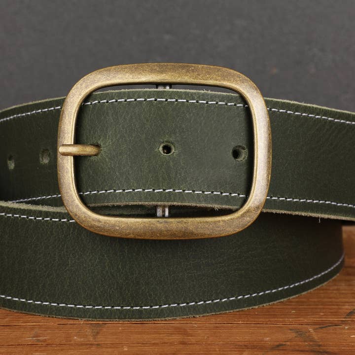 Ceinture en cuir cousu vert forêt avec boucle en laiton antique pour la vente par Regan Flegan
