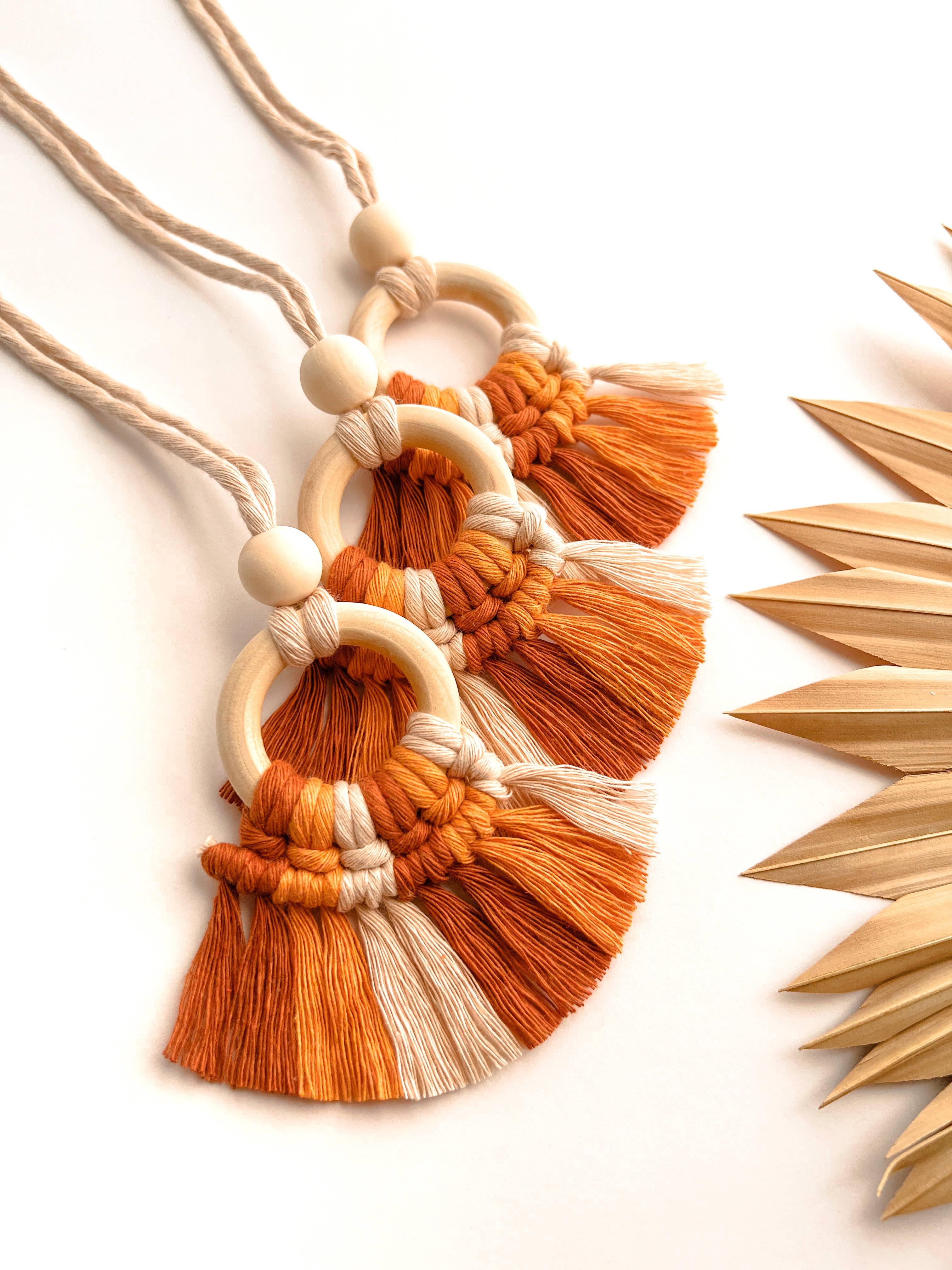 Meraki The Studio Co. – Engroshandel Dekorativ bilamulet – unisex – Macrame Bil Charm Diffuser | Bakspejl bøjle5