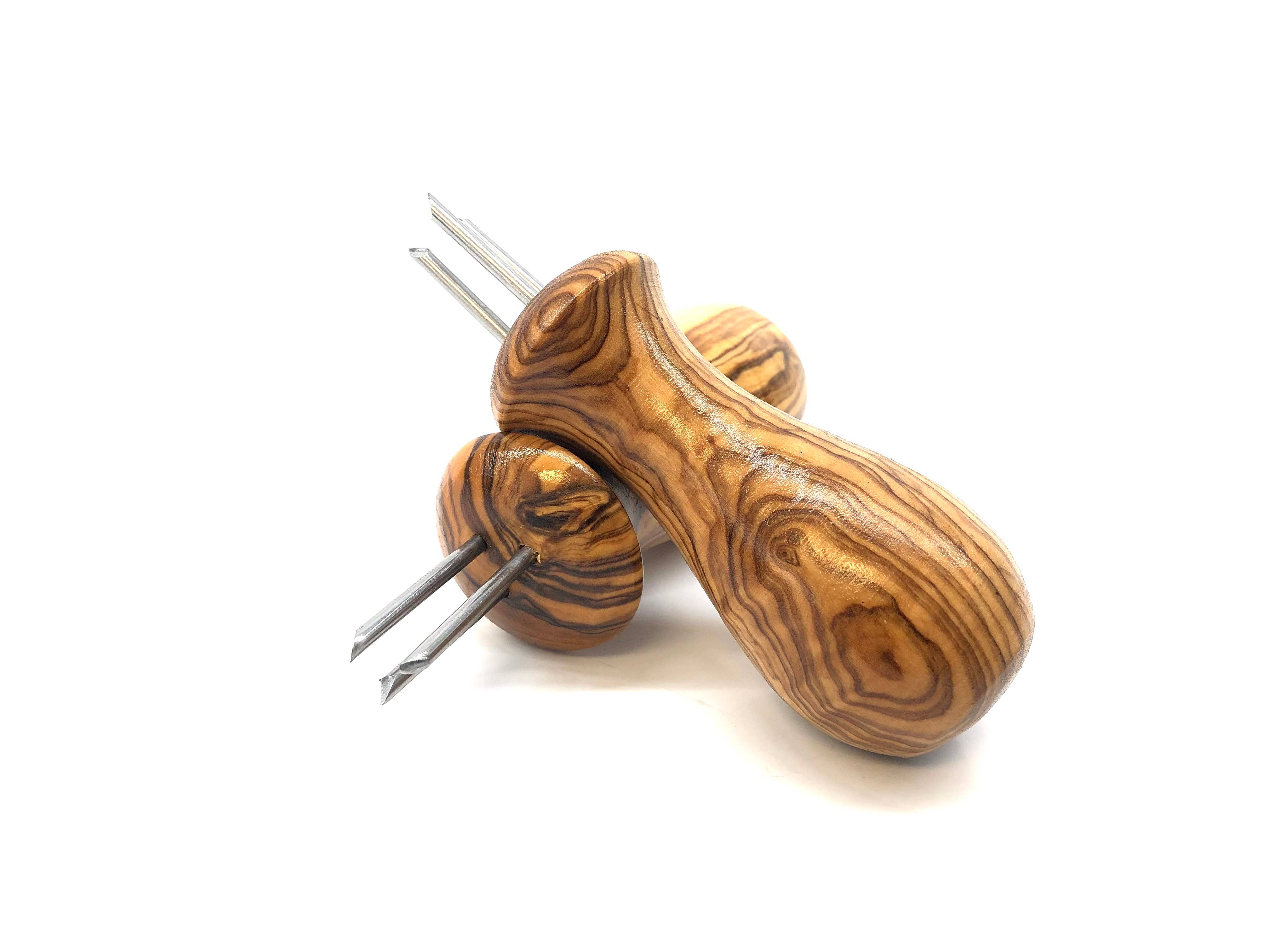 olivenholz-erleben – wholesale Köksverktyg/-pryl – Majskolvshållare med handtag av olivträ2