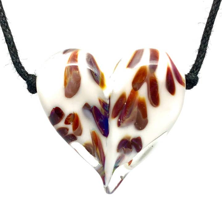 Coeur en verre flammé blanc avec plusieurs confettis rouges pour la vente par Ironwood Glassworks