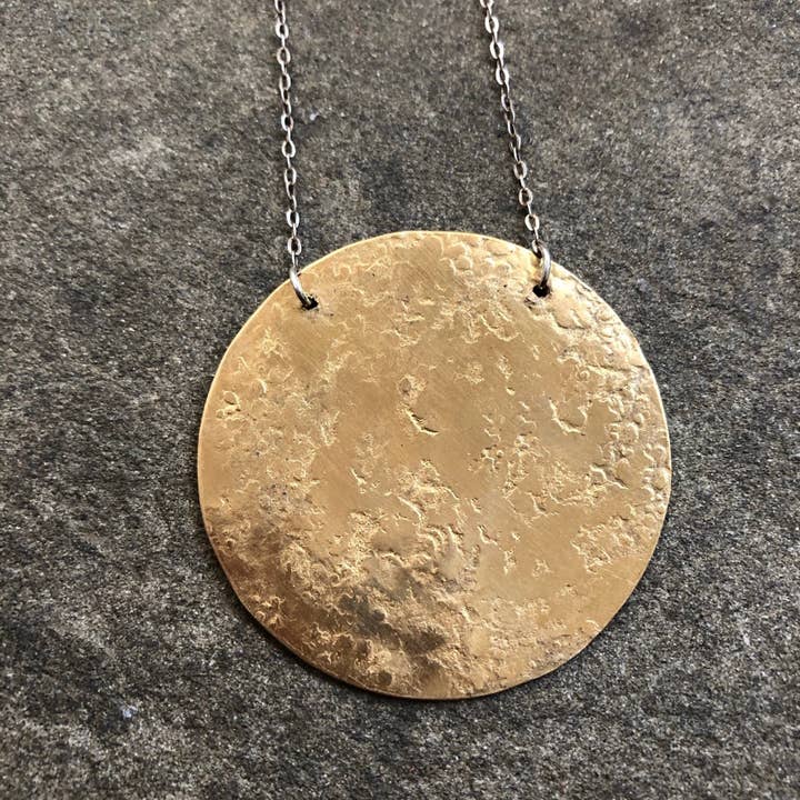 Stor gyllene supermåne för wholesale av Kate Stephen Jewelry