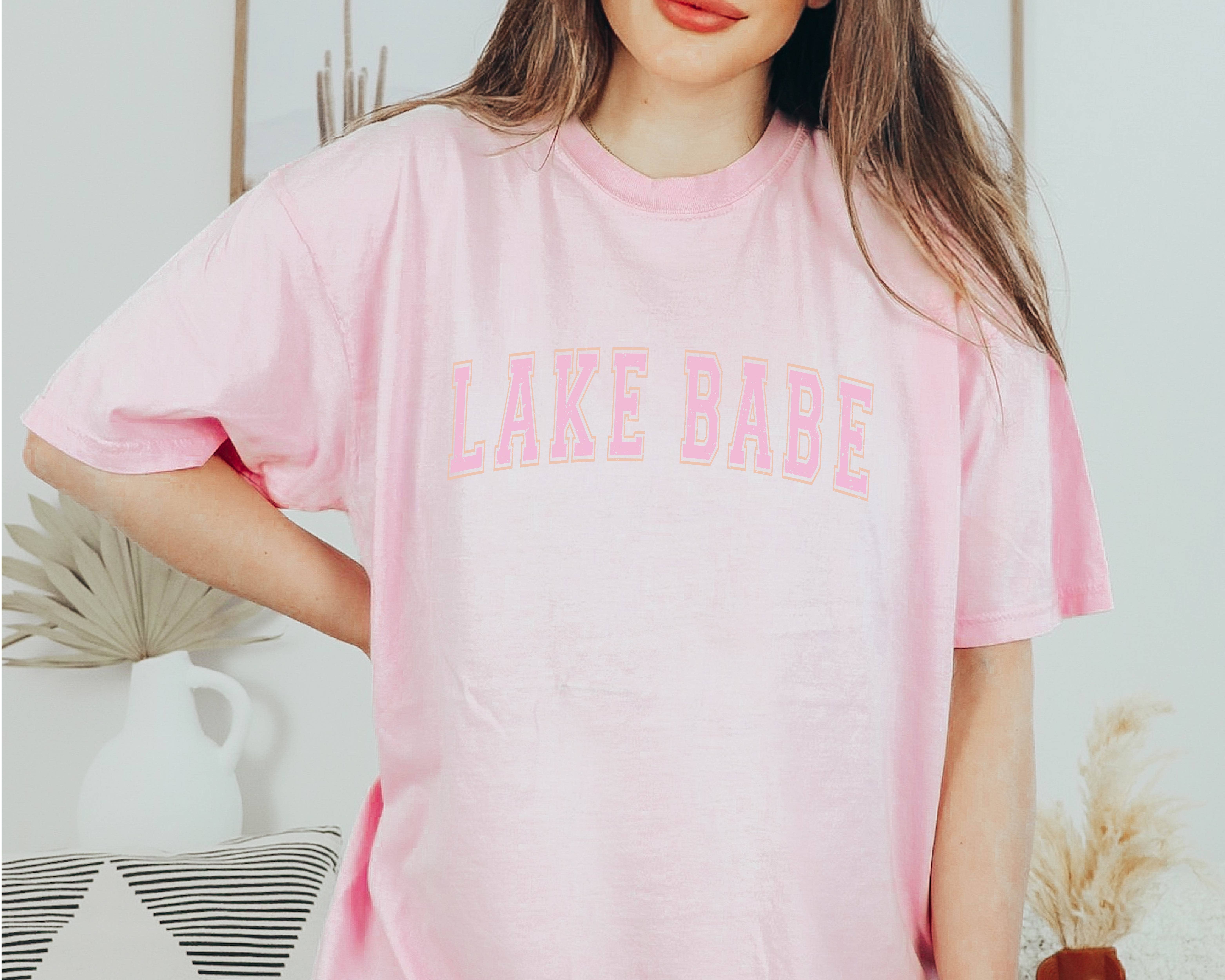 P E T I T R U E – T-shirt estampada - Mulher por atacado – Vestuário de Verão Lake Graphic Tee Lake Babe5