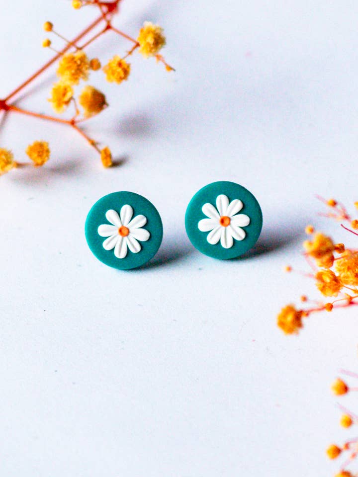 Orecchini a bottone piccoli in argilla polimerica blu foglia di tè per la vendita all'ingrosso da parte di Slow Day Studios