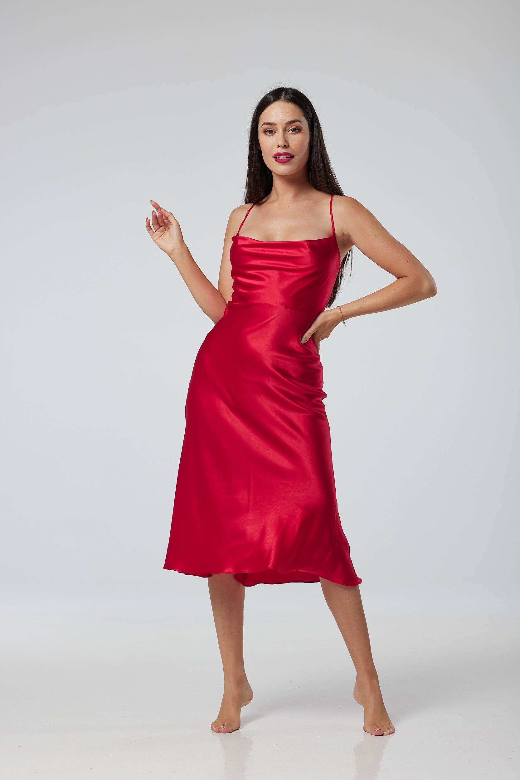 Rouge Robe élégante en soie rouge en vente sur Faire2