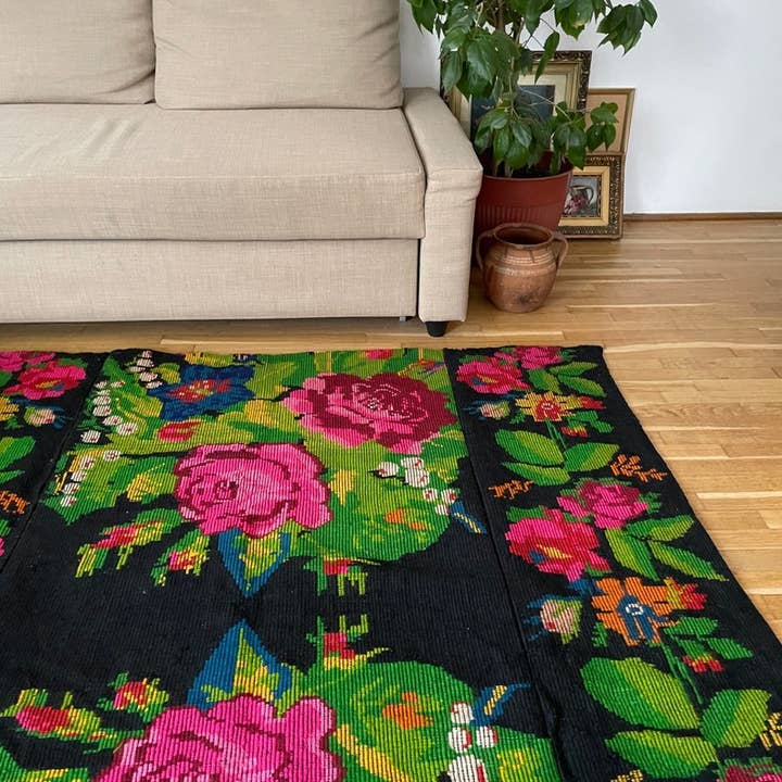 MADE WITH LOVE RO SRL – Tapete por atacado – Tapete floral romeno feito à mão com belas rosas cor de rosa1