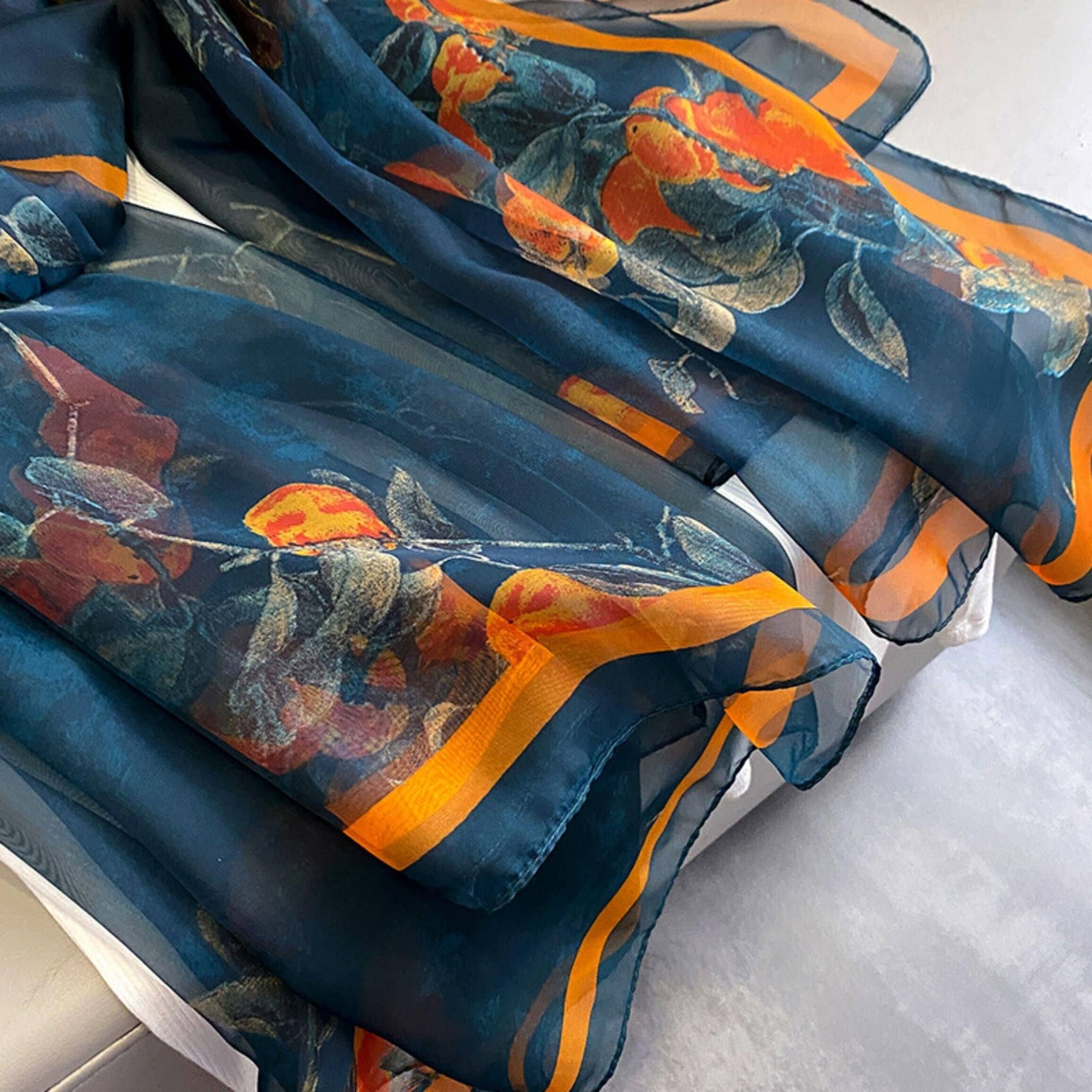 SueSilkHK – Großhandel Schal – Damen – Sommer-Sarong mit Blumenmuster / Sarong mit orientalischer Ästhetik / UV-Schutz Seidenschal / Sommer-Cape / Strandüberwurf / Geschenk für sie3