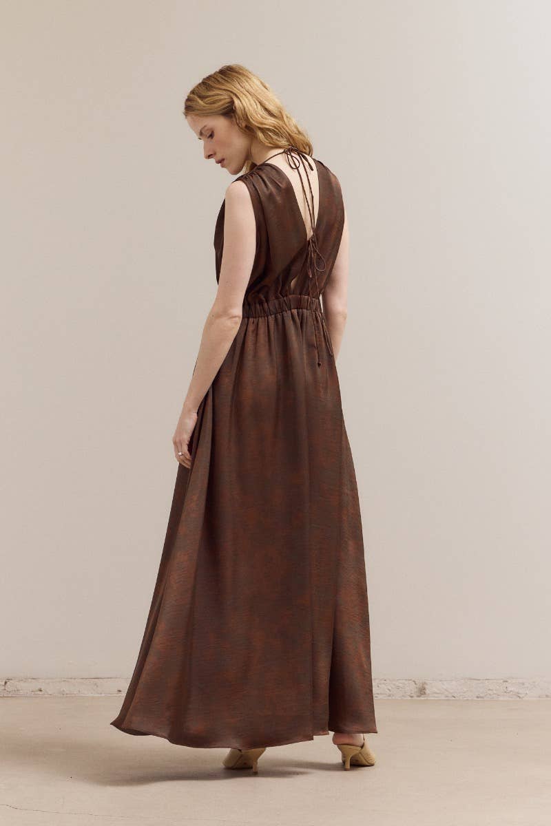 Brons 61182PP - MAXI SATINEN JURK MET BANDJES EN OPEN RUG voor groothandel op Faire5