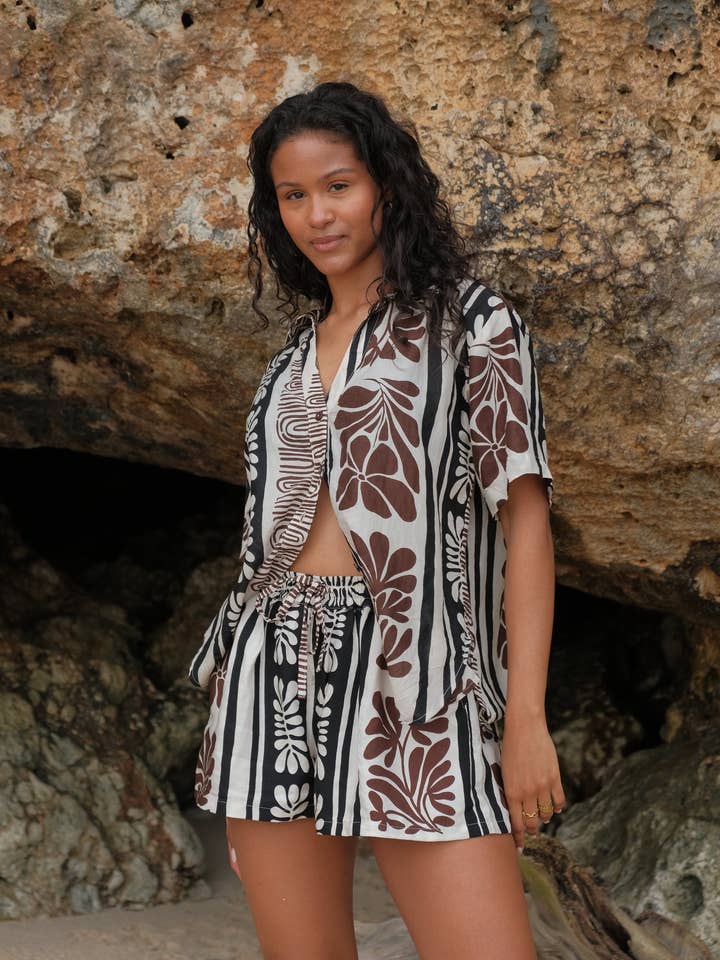 Mika Impression Rétro Court pour la vente par AMIRA Collective