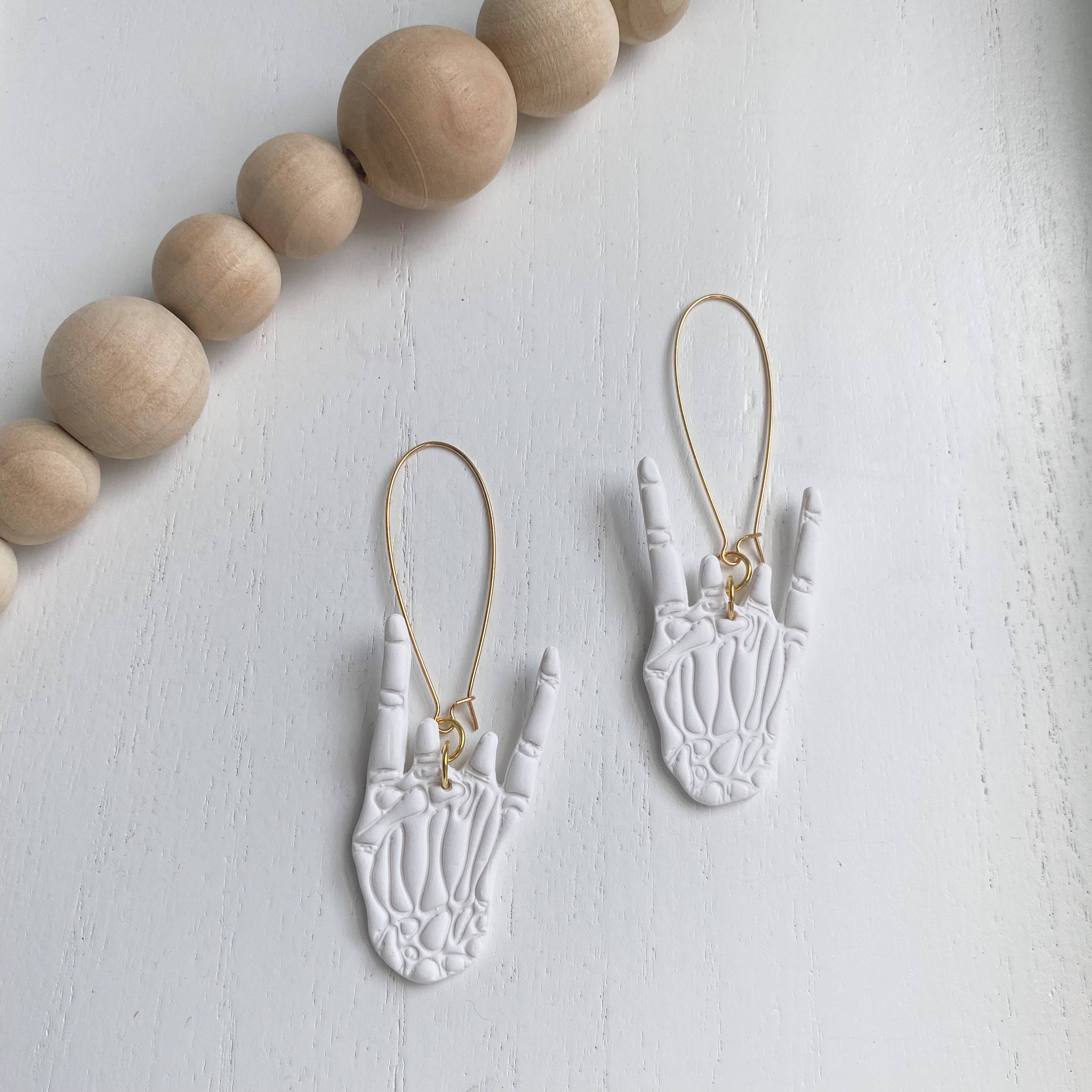 Amber Rae Studio – Großhandel Ohrhänger – Skeleton Rocker Handohrringe | Skeleton-Hand-Ohrringe7