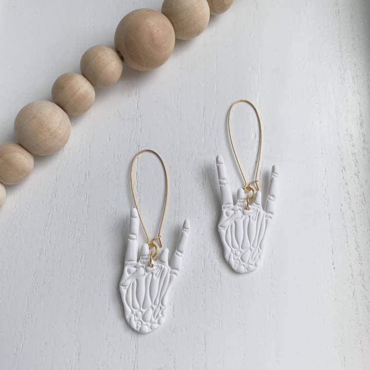 Amber Rae Studio – Großhandel Ohrhänger – Skeleton Rocker Handohrringe | Skeleton-Hand-Ohrringe7