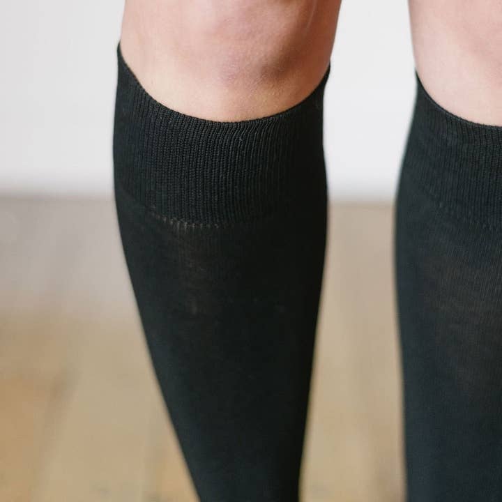 Chaussettes en bambou hauteur genou pour la vente par CaroQuilla Bamboo Essentials