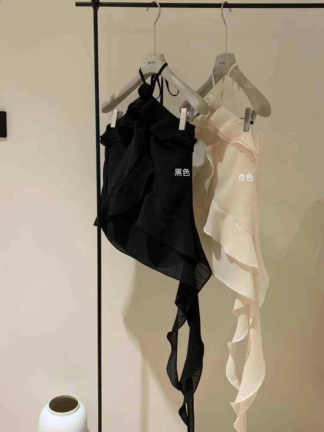 Preto Top de folhos estilo halter com detalhes rosie para venda a revendedores na Faire2