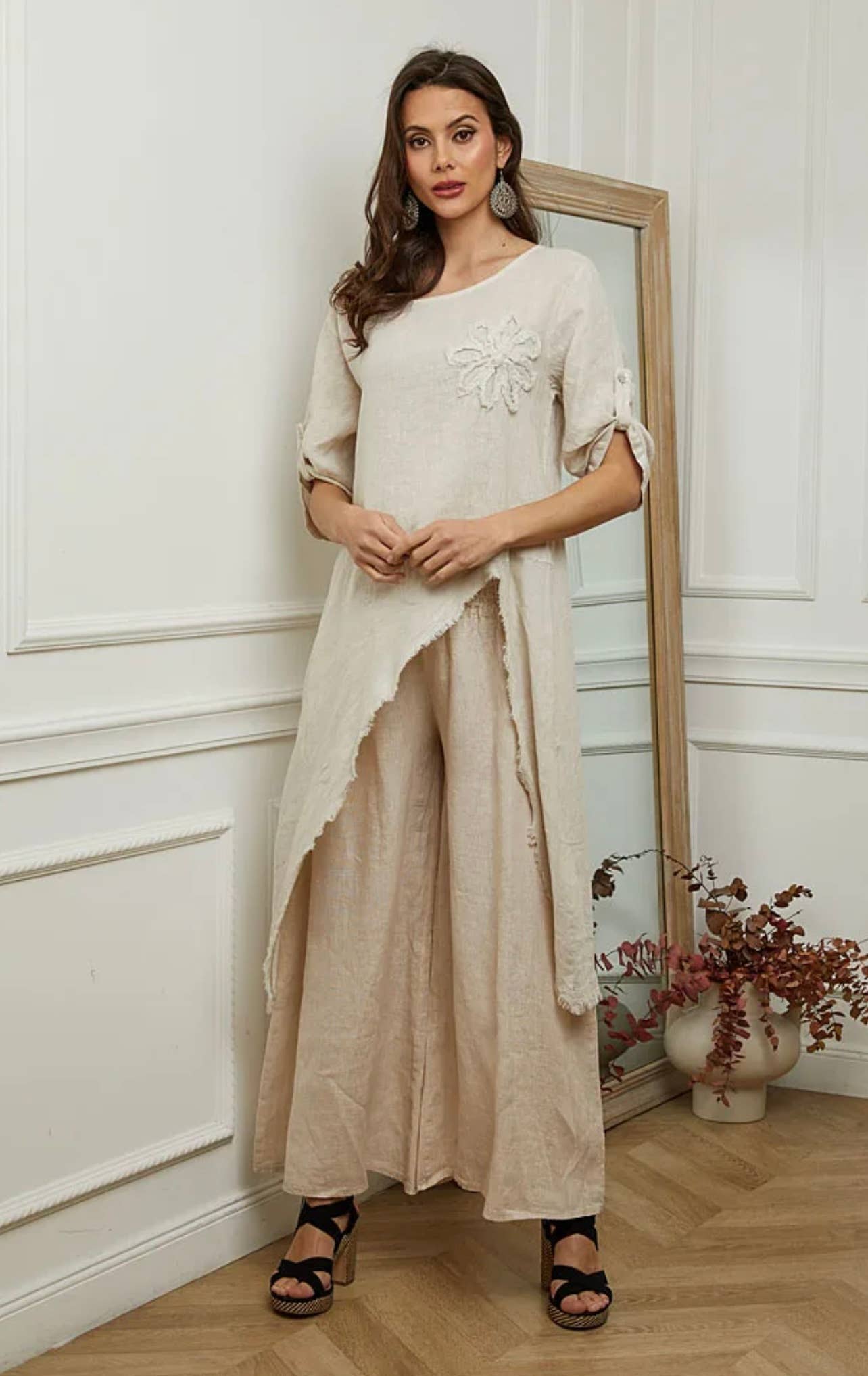 LÉA & LUC – Großhandel Kleid – Damen – 100 % Leinenkleid mit Blumenmotiv auf der linken Brust, REF. 724814