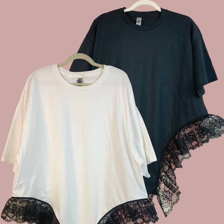 Tee-shirt déshabillé en dentelle noire recyclée sur mesure pour la vente par Shop Journal Vintage