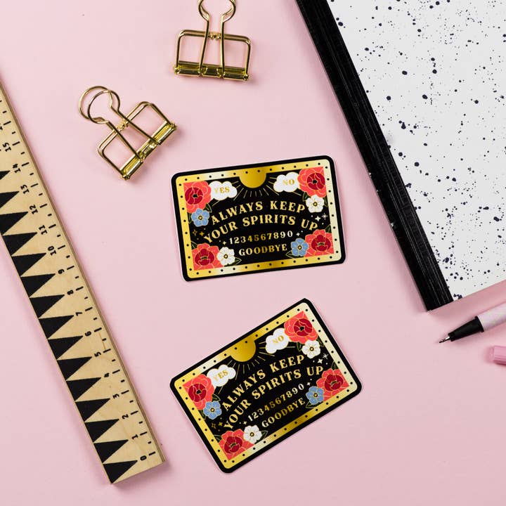 Liten Ouija-bräda Klistermärke - Håll Dina Andar Uppe för wholesale av Girl and Cat Studio