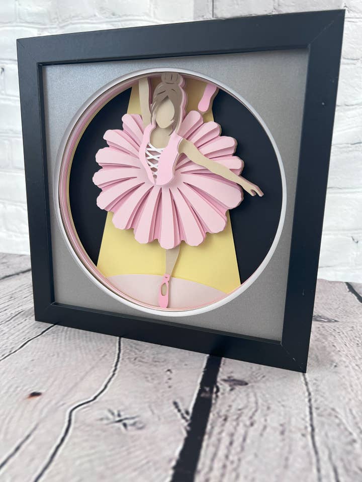 Art en papier 3D de ballerine dans une boîte à ombres pour la vente par Olivia Reagan Designs