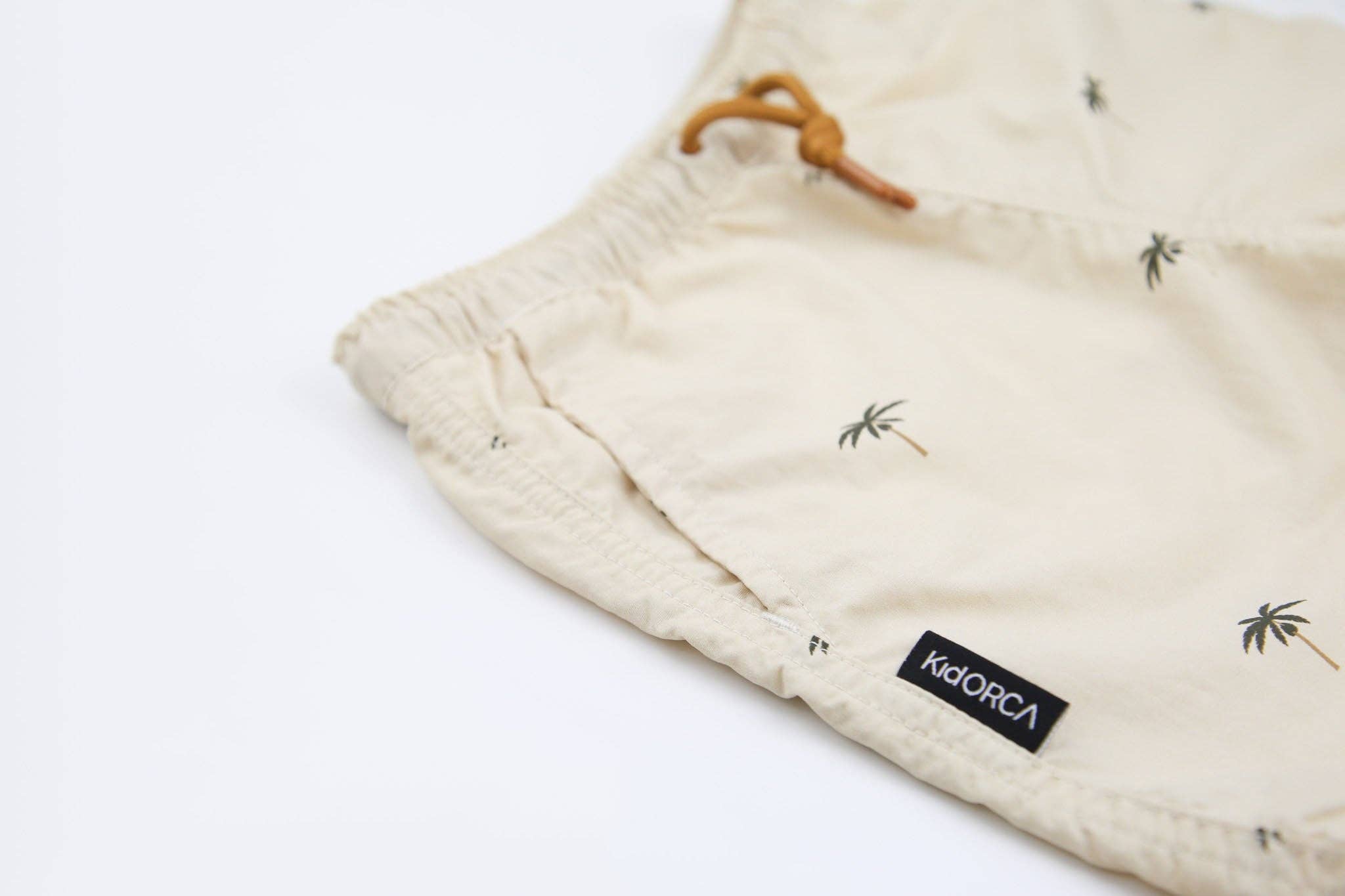 KID.ORCA – Großhandel Badeshorts – Kinder – Jungen Badehose mit Palmen- und Mandelmuster1
