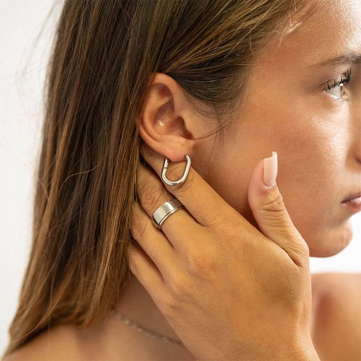 WJW - Vendita all'ingrosso Orecchini a cerchio - Orecchini Huggie ovali in acciaio inox con rivestimento PVD oro 18K4