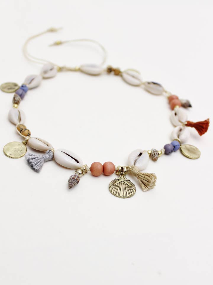 Ras de cou en forme de cauri et pompon pour la vente par Bali Queen