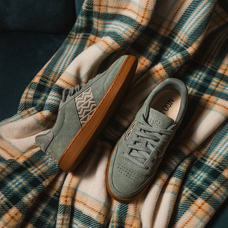 N'GO Shoes - Wholesale Lifestyle Sneakers - Unisex - Saigon Suede '24 low-top sneakers in light blue suede and gum
7