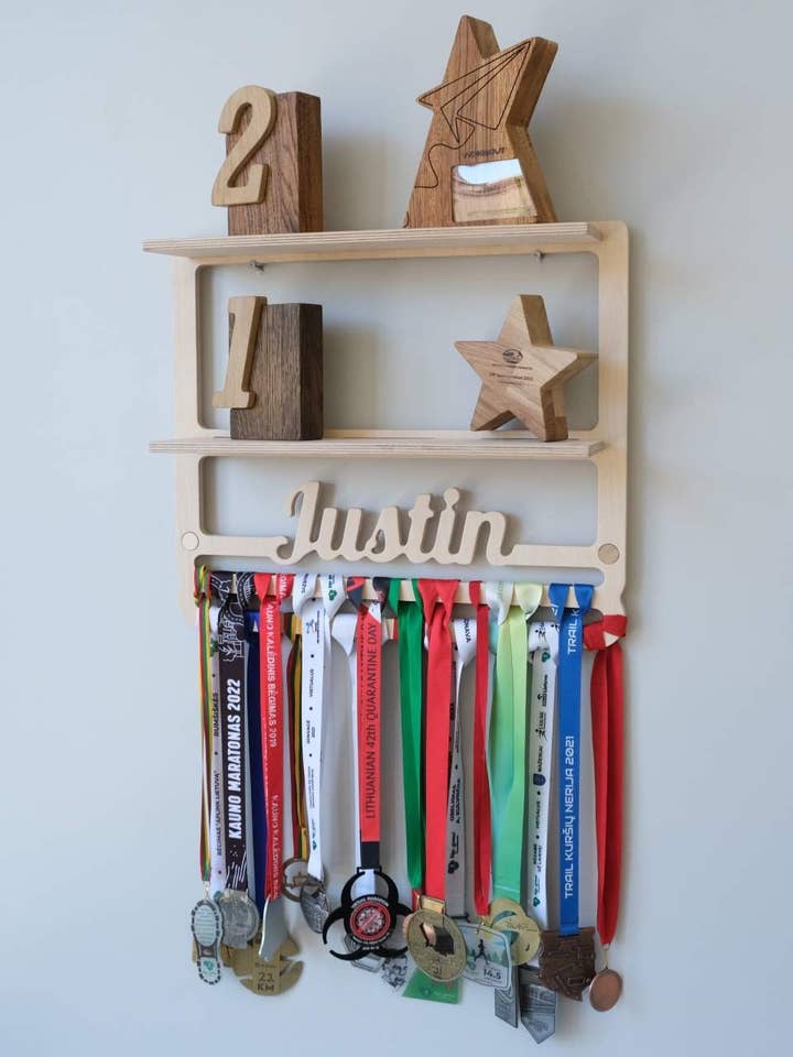 Skræddersyet medaljeholder med dobbelt hylde personliggjort for engroshandel hos Woodinout