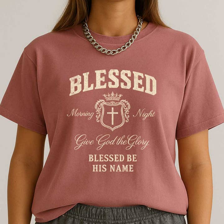 Crête bénie – T-shirt Rends gloire à Dieu pour la vente par Art by Forgrand