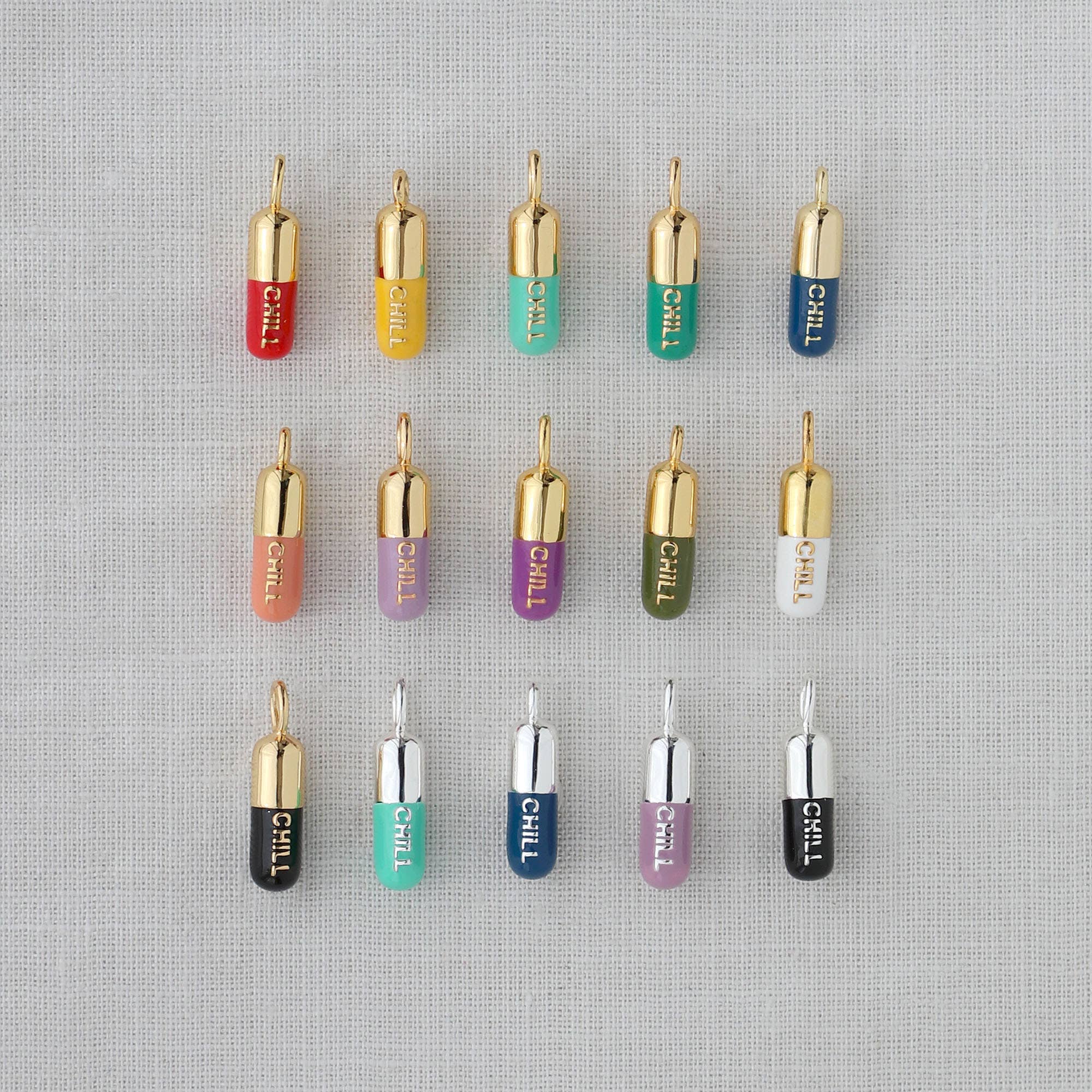 Kris Nations - Vente Colliers à pendentif - Collier Chill Pill en émail avec charme en vermeil 18 carats, argent sterling, chaîne en or rempli ou argent sterling, longueur réglable 16-18 pouces (40,6-45,7 cm), sans nickel, expédié de Californie8