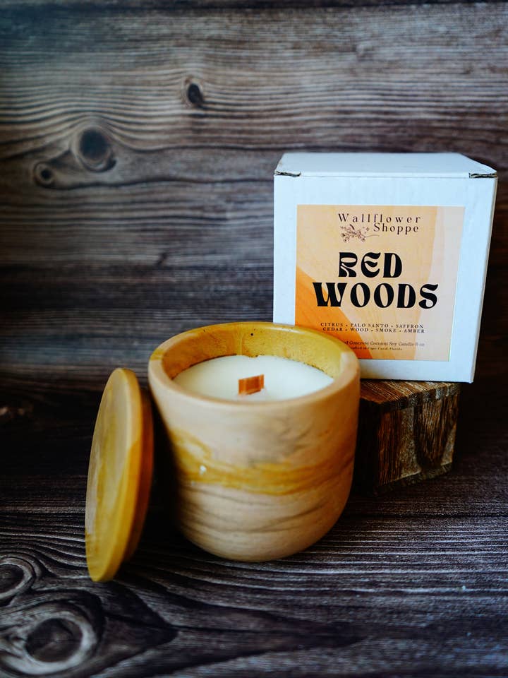 Bougie en béton Red Woods pour la vente par The Wallflower Shoppe