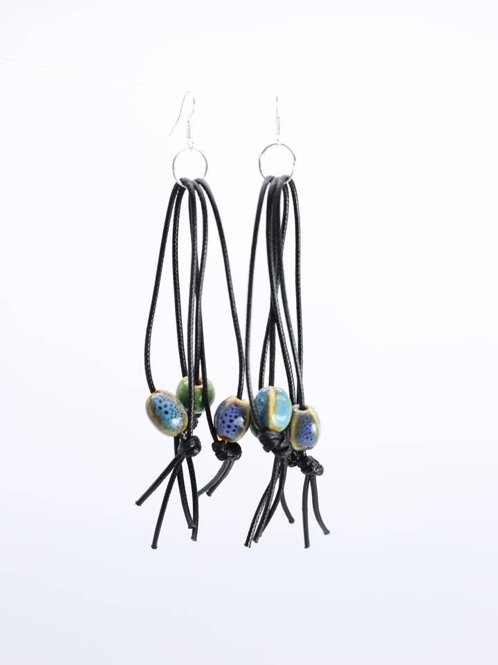 Pendientes de aro con cuentas de cerámica en piel sintética para venta al por mayor de Jianhui London