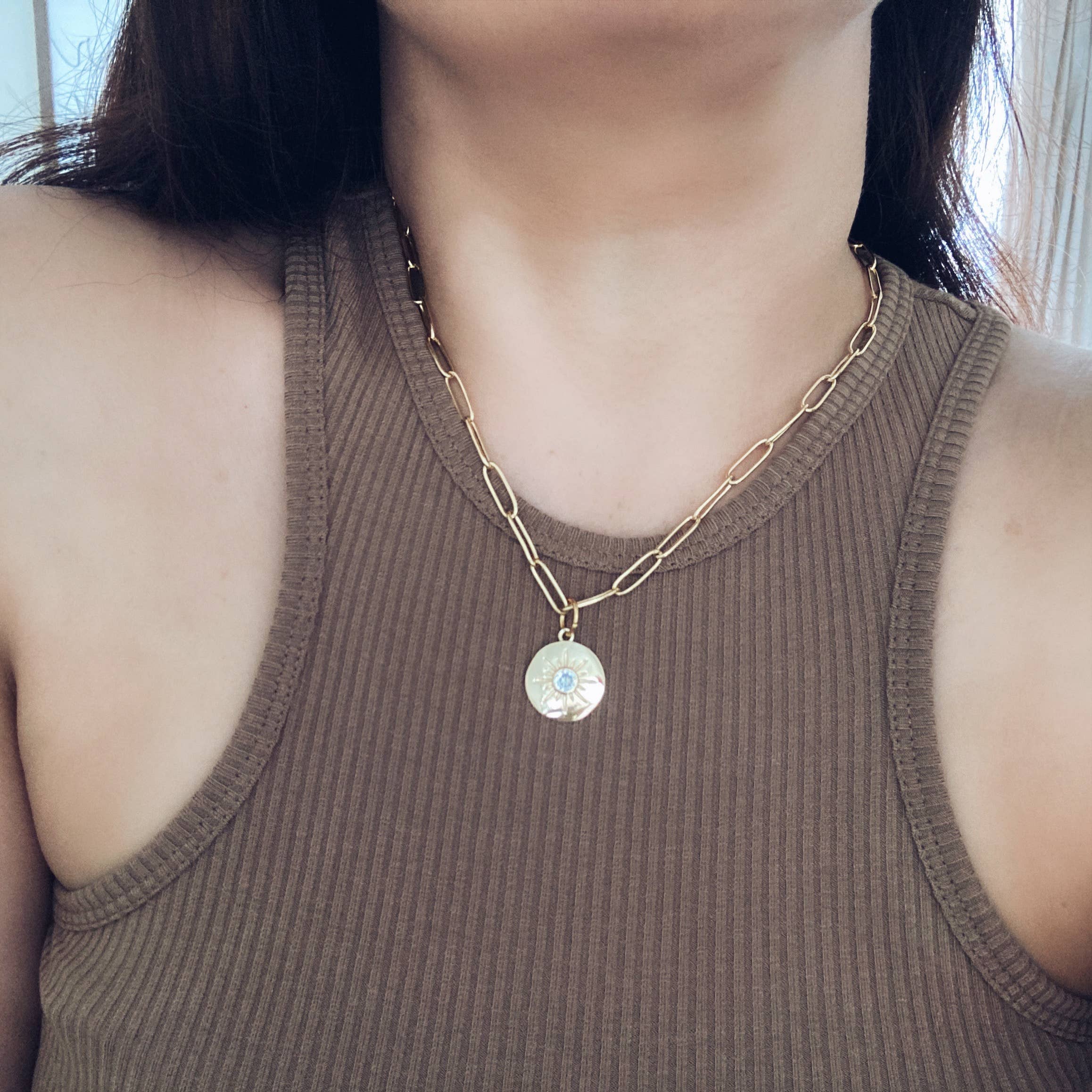 Amady Jewelry - Vente Colliers à pendentif - Collier en forme de soleil doré, trombone, chaîne en métal doré, médaillon8