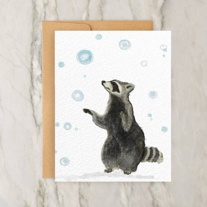 Raccoon Catching Bubbles 4x5 „Leuke/grappige wenskaart voor wholesale door Hudson Illustration Co - About Town Co