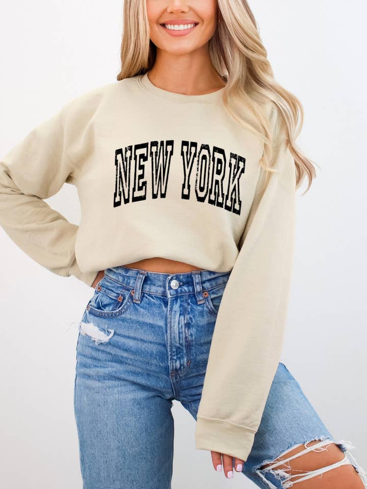 Chandail à encolure ras-du-cou New York State pour la vente par Desert Raine