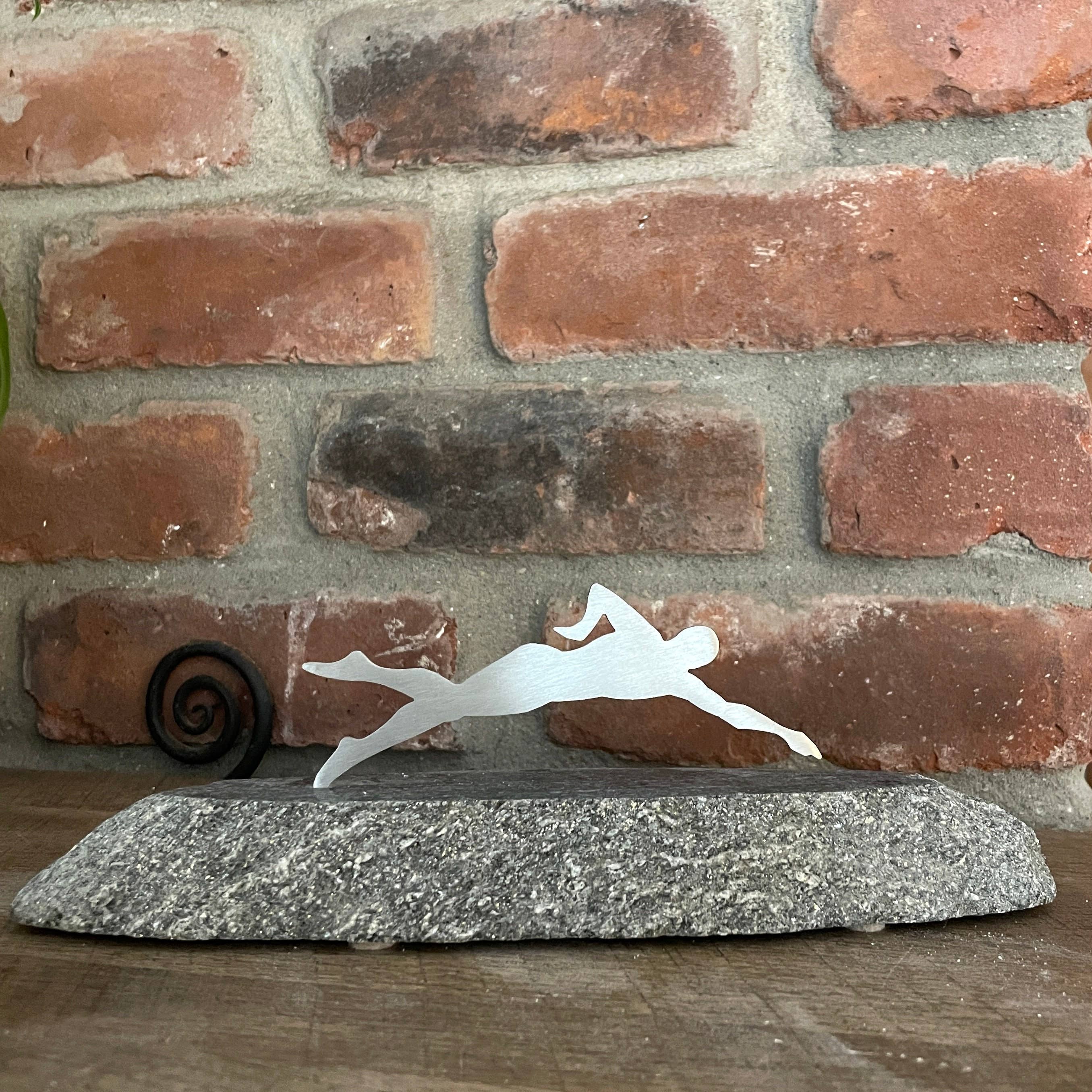 Vermont Rocks! - Vendita all'ingrosso Scultura - Scultura nuotatrice in pietra e acciaio inossidabile. Questi potrebbero essere trofei o un'ispirazione visiva per continuare a nuotare. Vermont Rocks!3