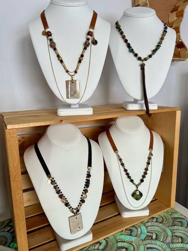 Colliers pendentifs en cuir et pierre Cadillac (4 pièces uniques) pour la vente par Northcast LLC