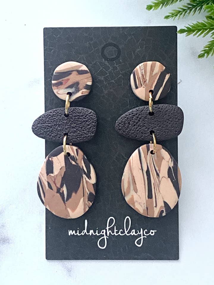 Brincos castanhos e bege, joias em tons terra, boho, chique por atacado de midnightclayco
