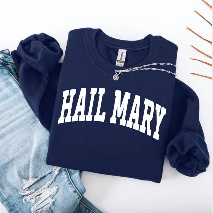 Camisola Estilo Universitário Ave Maria | Camiseta Católica Mariana por atacado de Posh Magnolia Boutique