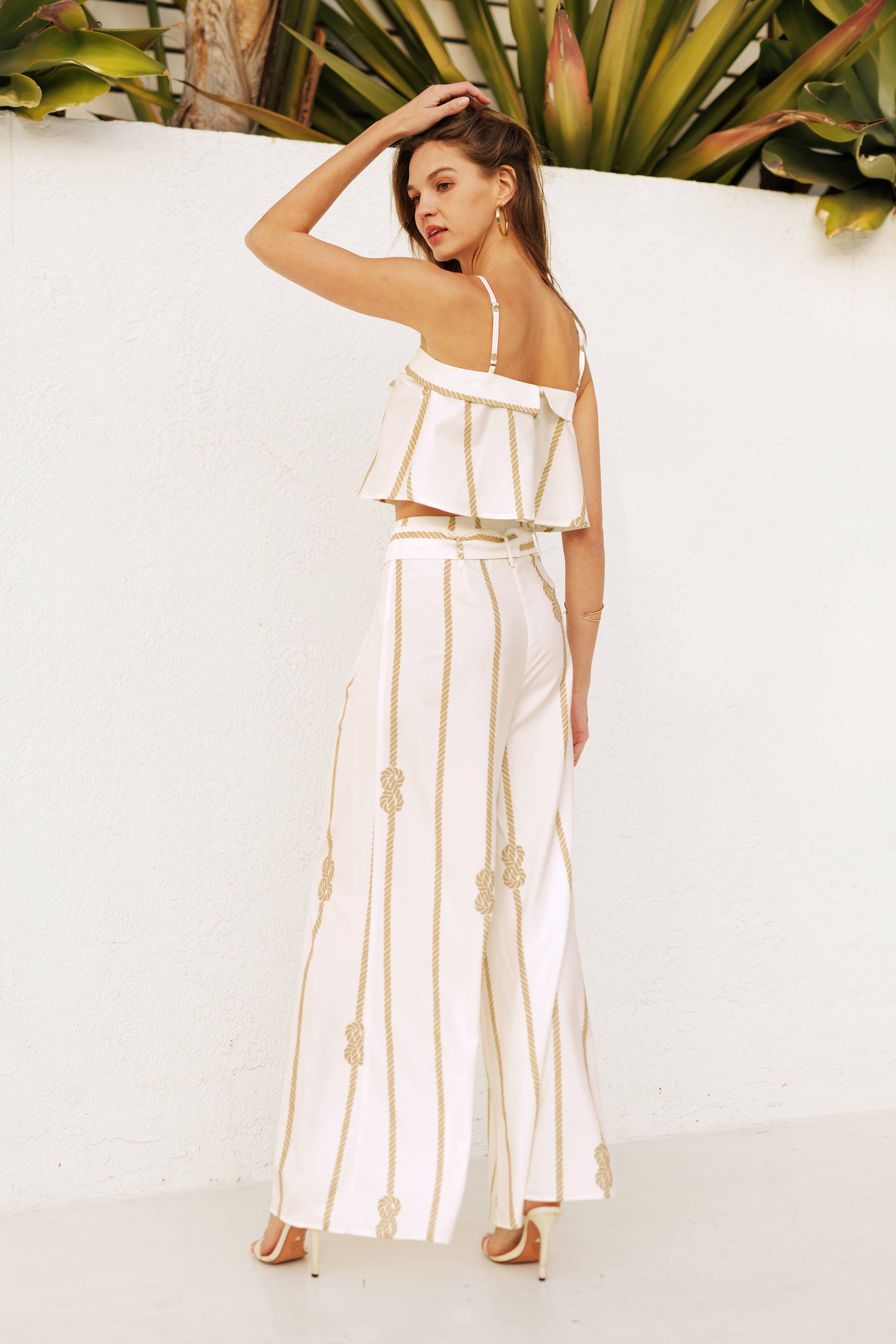 Preto Top Fluido com Detalhe de Laço em Corda Dourada para venda a revendedores na Faire6