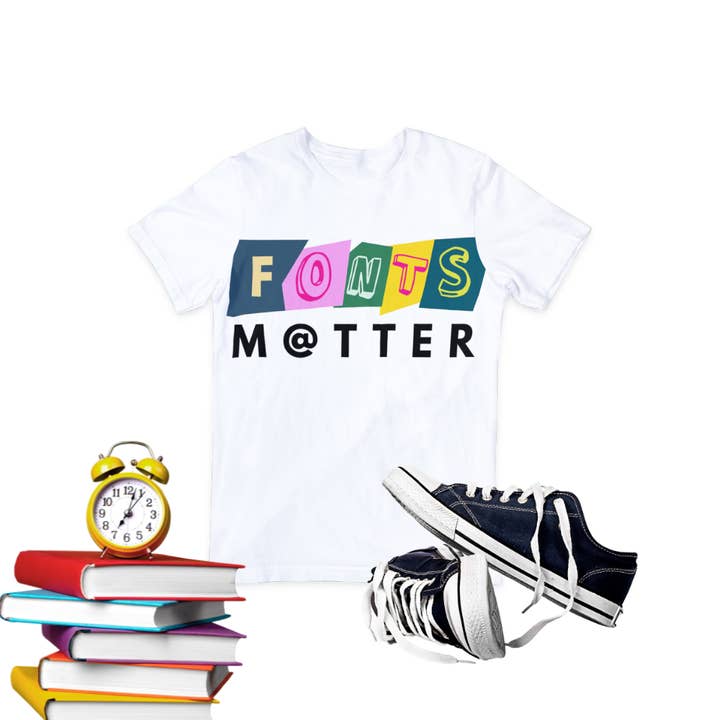 T-shirt blanc Fonts Matter pour la vente par Sophisticated Press LLC