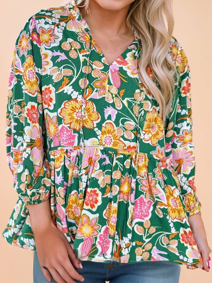 Groene babydolltop met V-hals en bloemenprint in grote maten voor wholesale door Kristine Leah