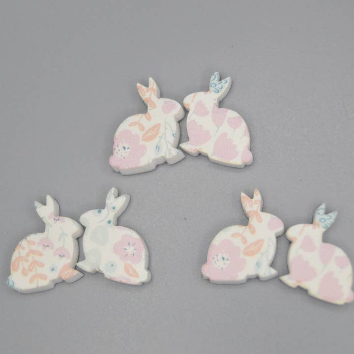 Boucles d'oreilles florales en acrylique avec motif de lapin, printemps, vacances de Pâques pour la vente par The Adorned Fox