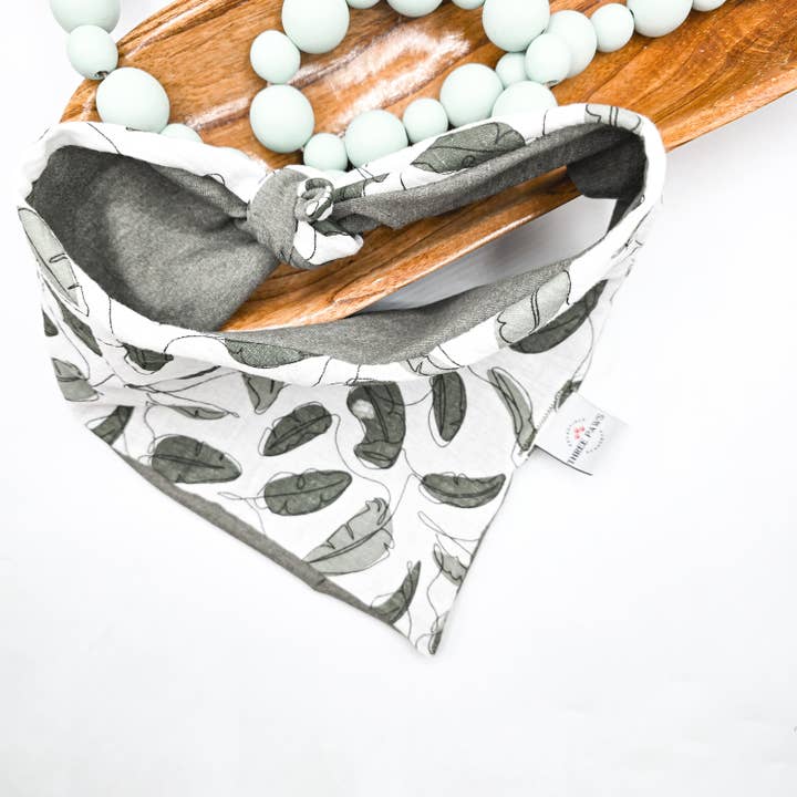 Pañuelo para perro reversible con hojas caídas para venta al por mayor de Three Paws