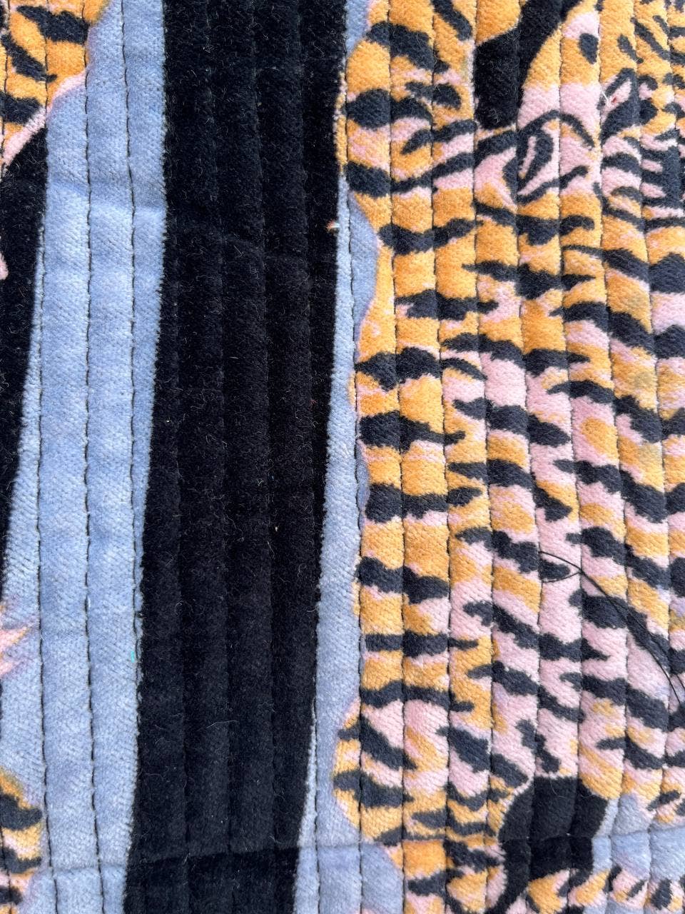 bhavnas boutique – Großhandel Lebensmittel-/Einkaufstasche – Tiger-Print Samt-Baumwolltasche – Wendbare, gesteppte Boho-Einkaufstasche2