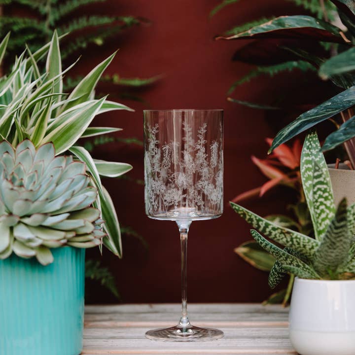 Verre à vin rouge en cristal floral exotique (15 oz) pour la vente par Emma Britton Decorative Glass Designer